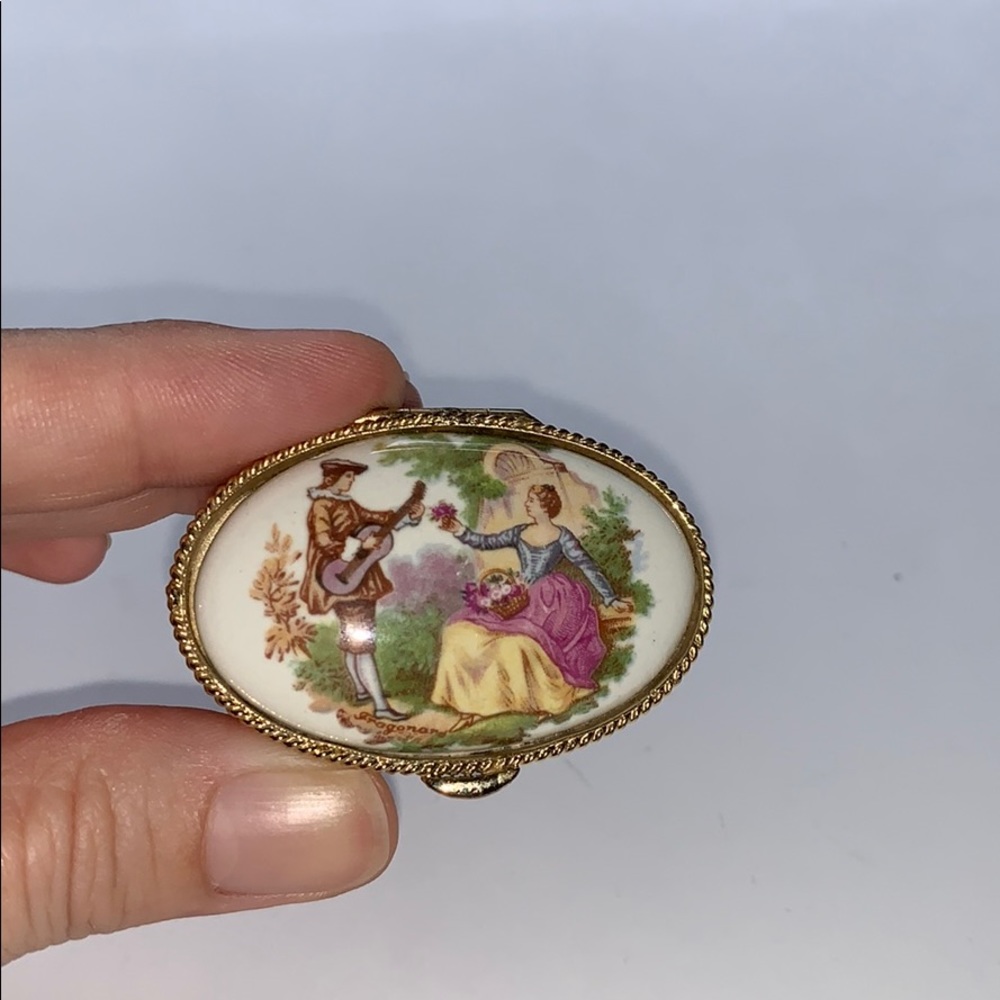 Vintage Porcelain Fragonard CourtingCouple pillbox